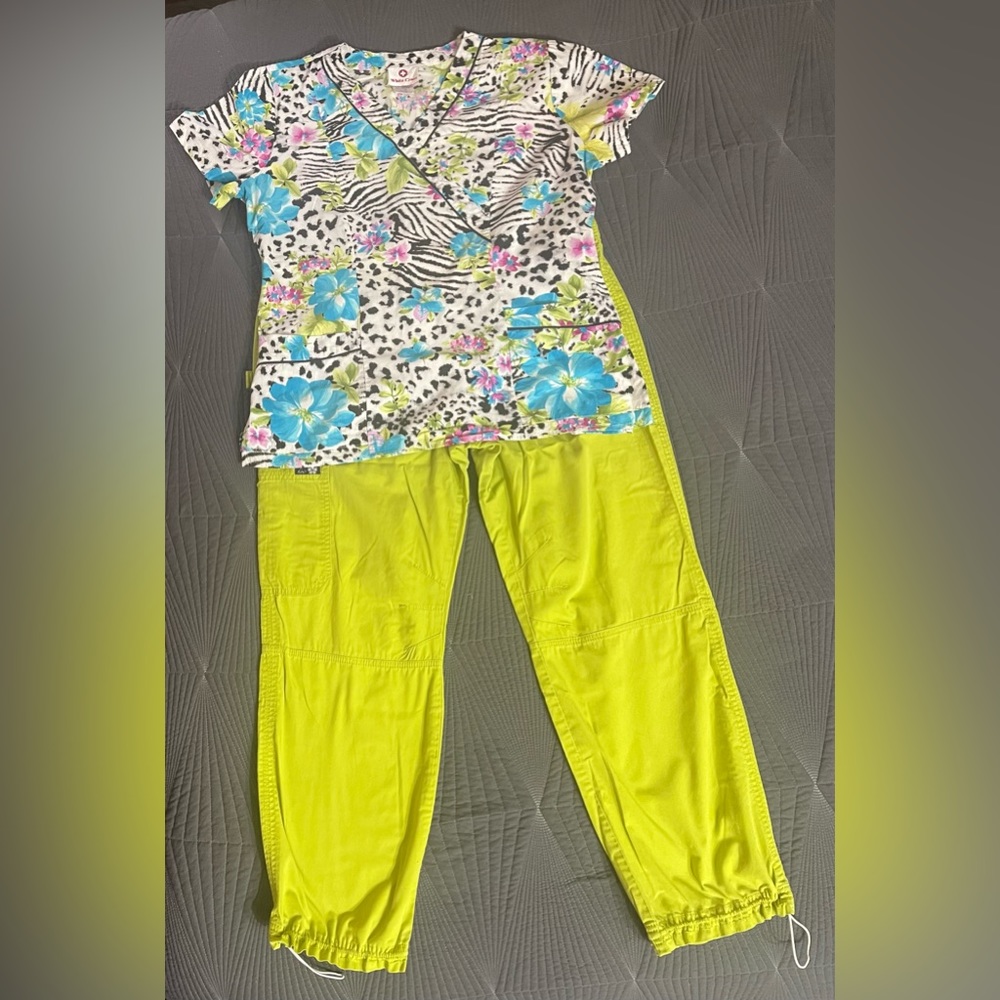 Work Scrubs Women’s Size Medium Tops And Medium Petite Pants - Picture 4 of 6